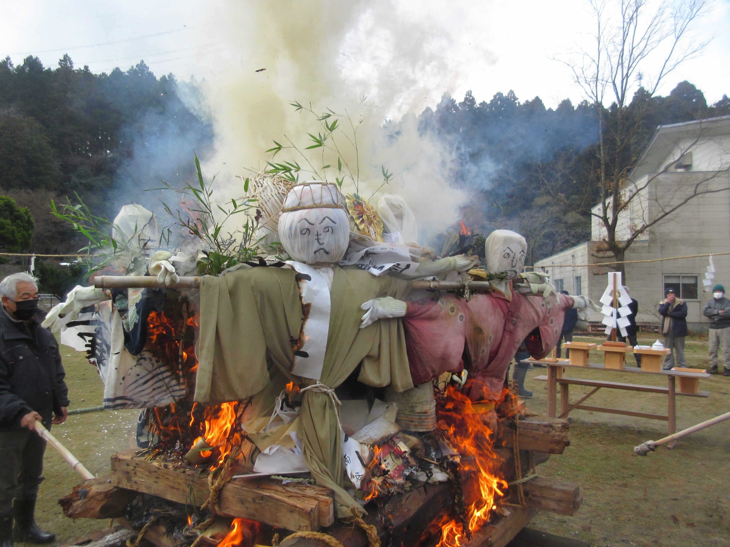 左義長で案山子をお焚き上げ - のと住。～海あり、山あり、温もりあり～